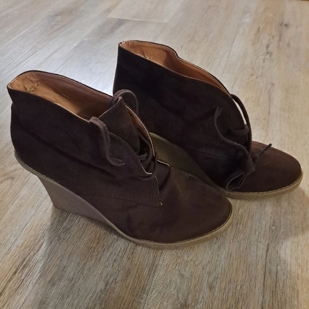 Qupid Brown Faux Suede Lace-up Wedge Ankle Booties Women's Size 10